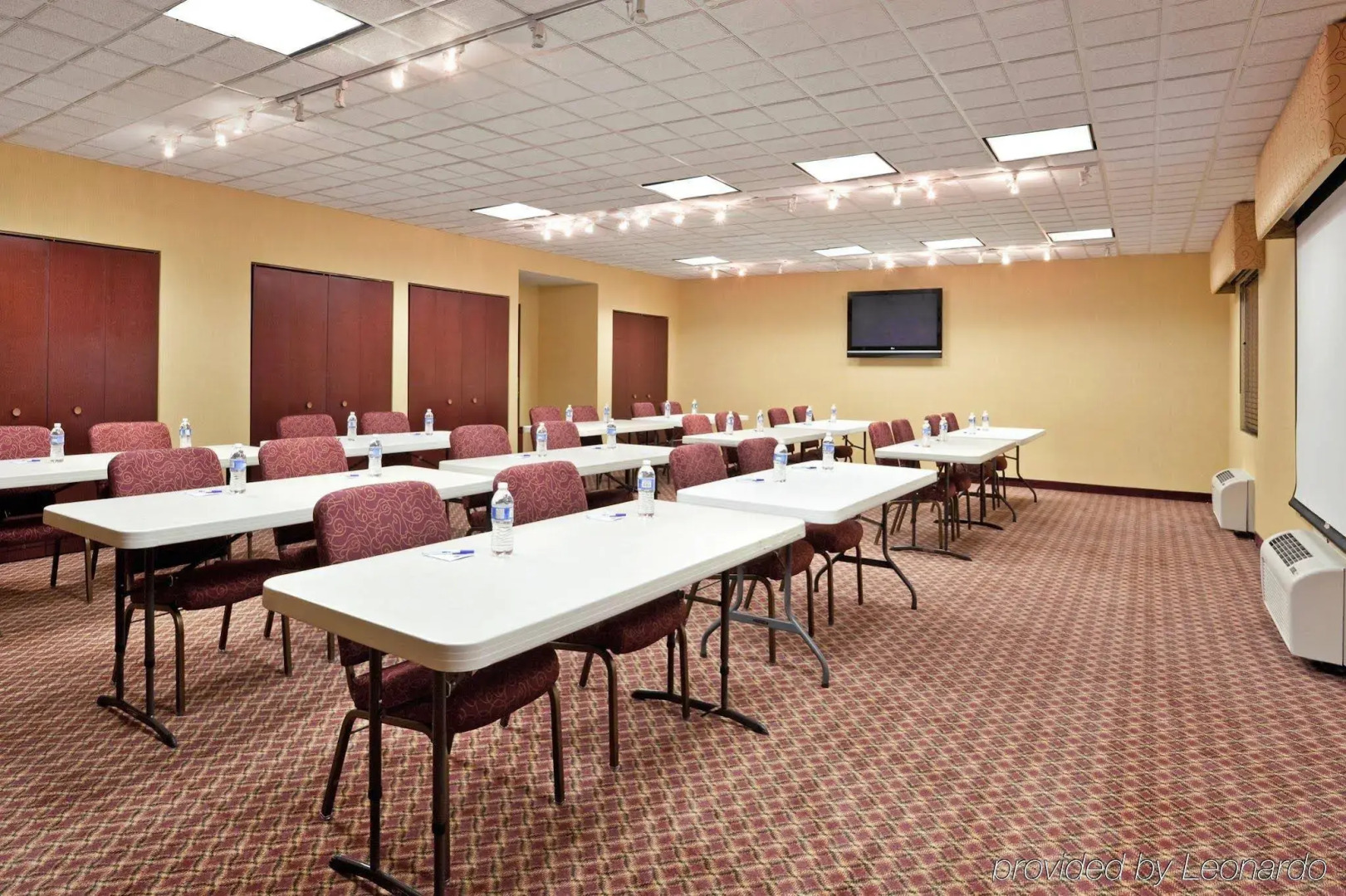 Holiday Inn Express & Suites Detroit - Farmington Hills by IHG