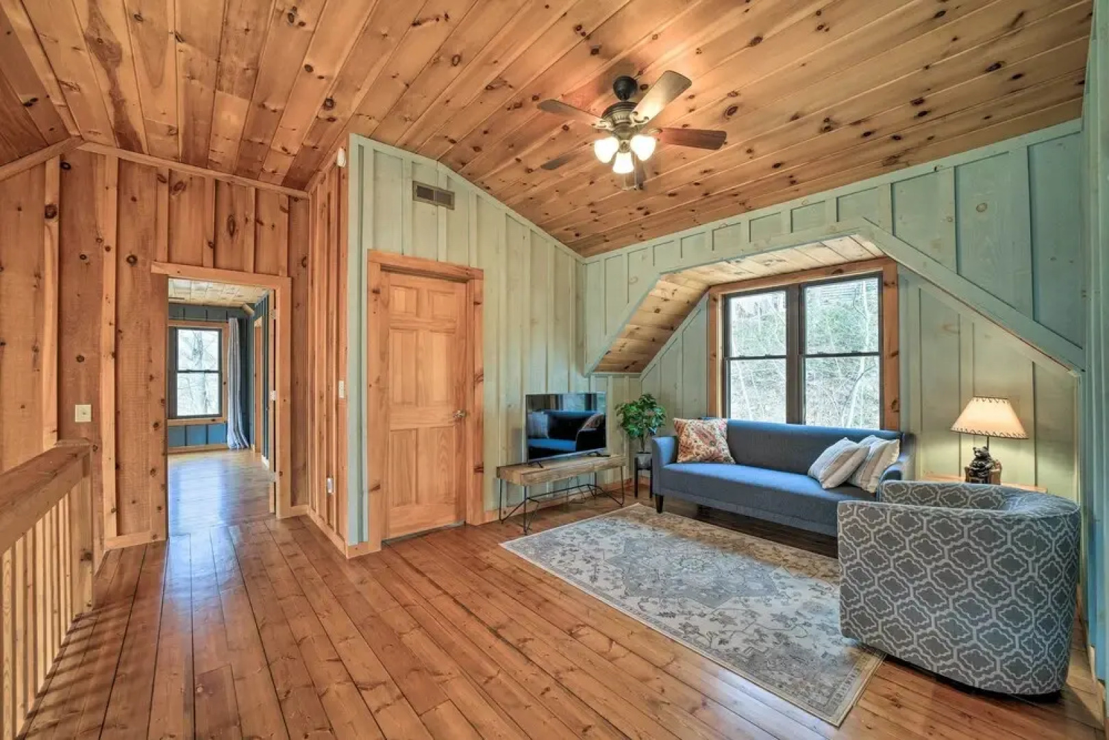 Decks & Mountain Views: Waynesville Getaway!