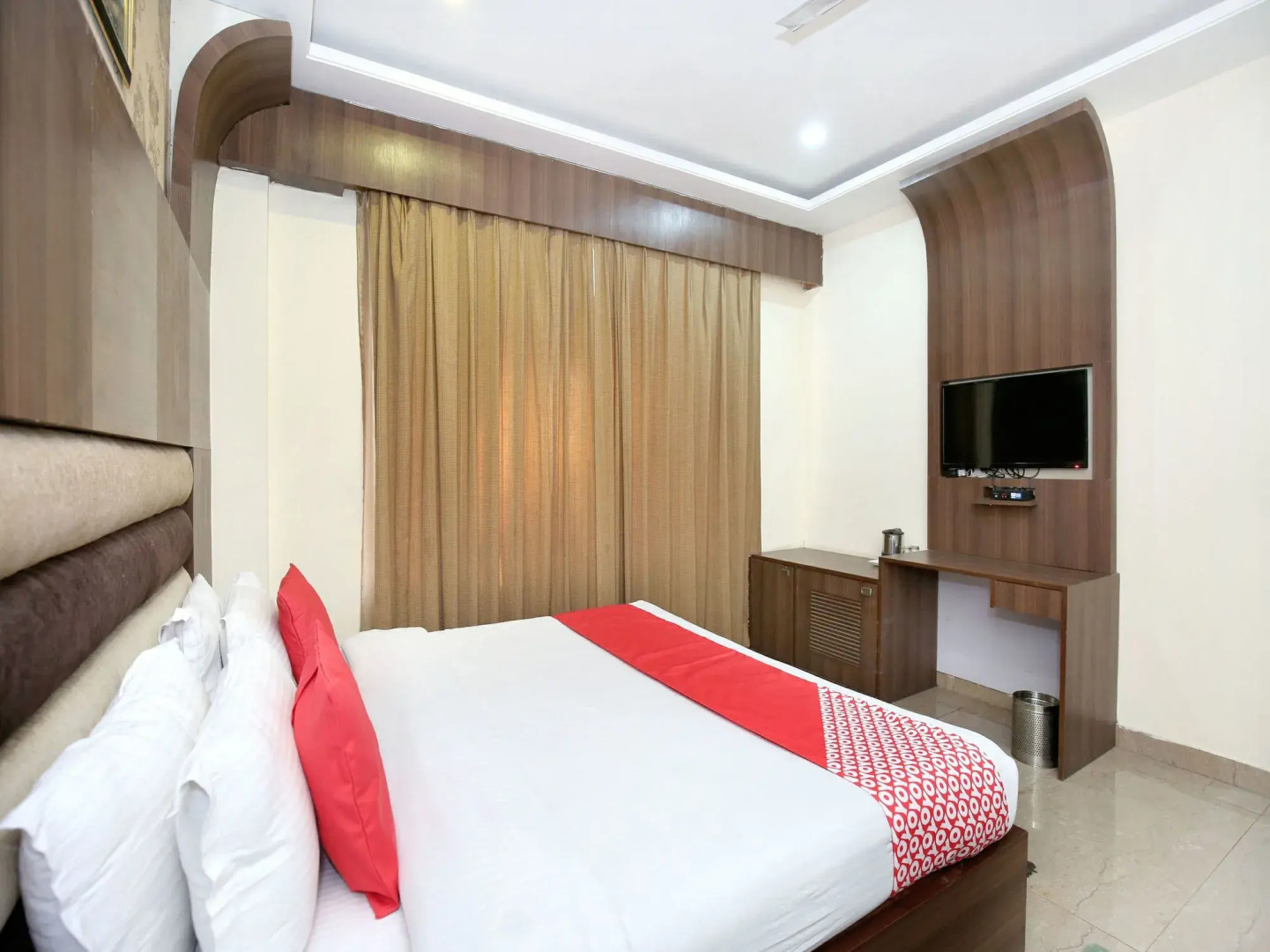 OYO 5710 The Majestic Crown Hotel