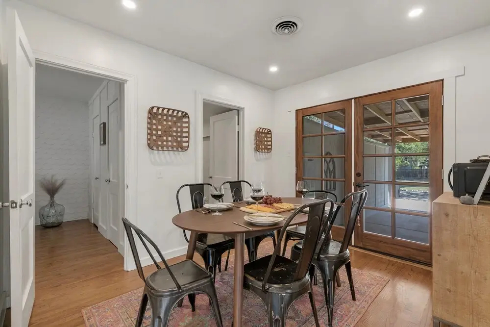 New Modern Farmhouse With Hot Tub, Fire Pit, & Games
