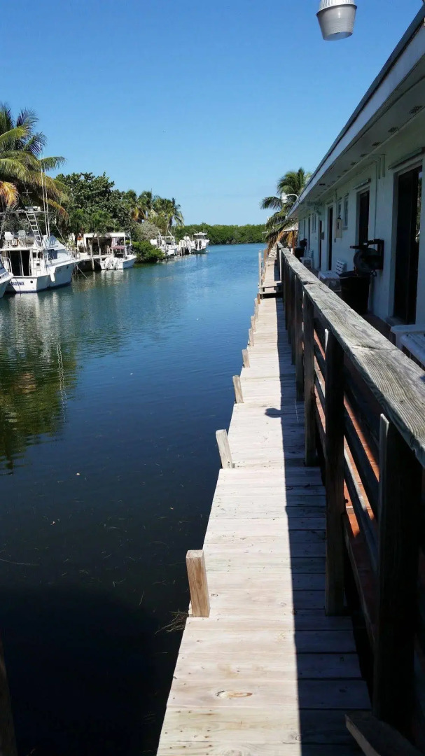 Royal Hawaiian Motel/Botel