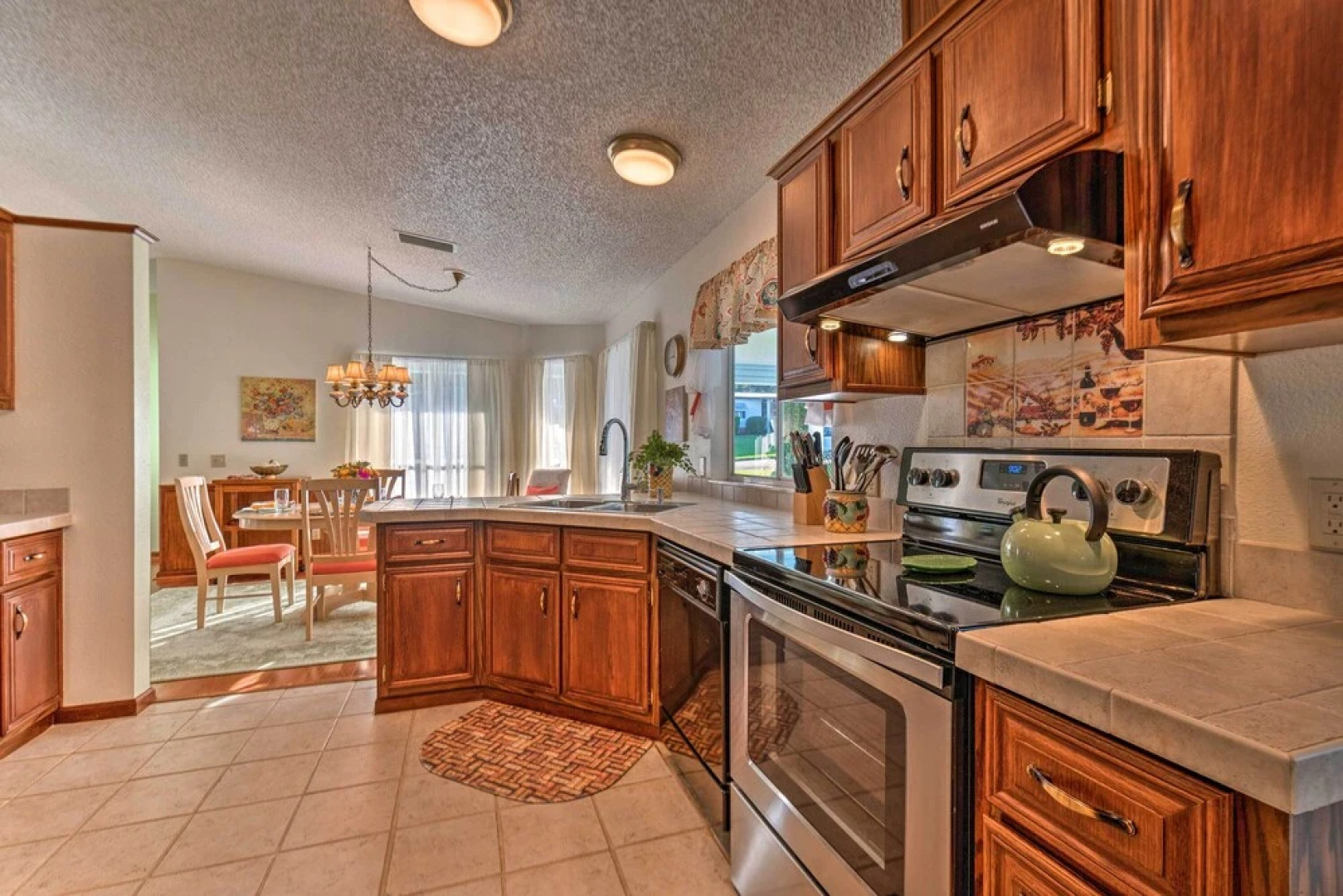 Lovely Lady Lake Home w/ Resort Amenities & Lanai!