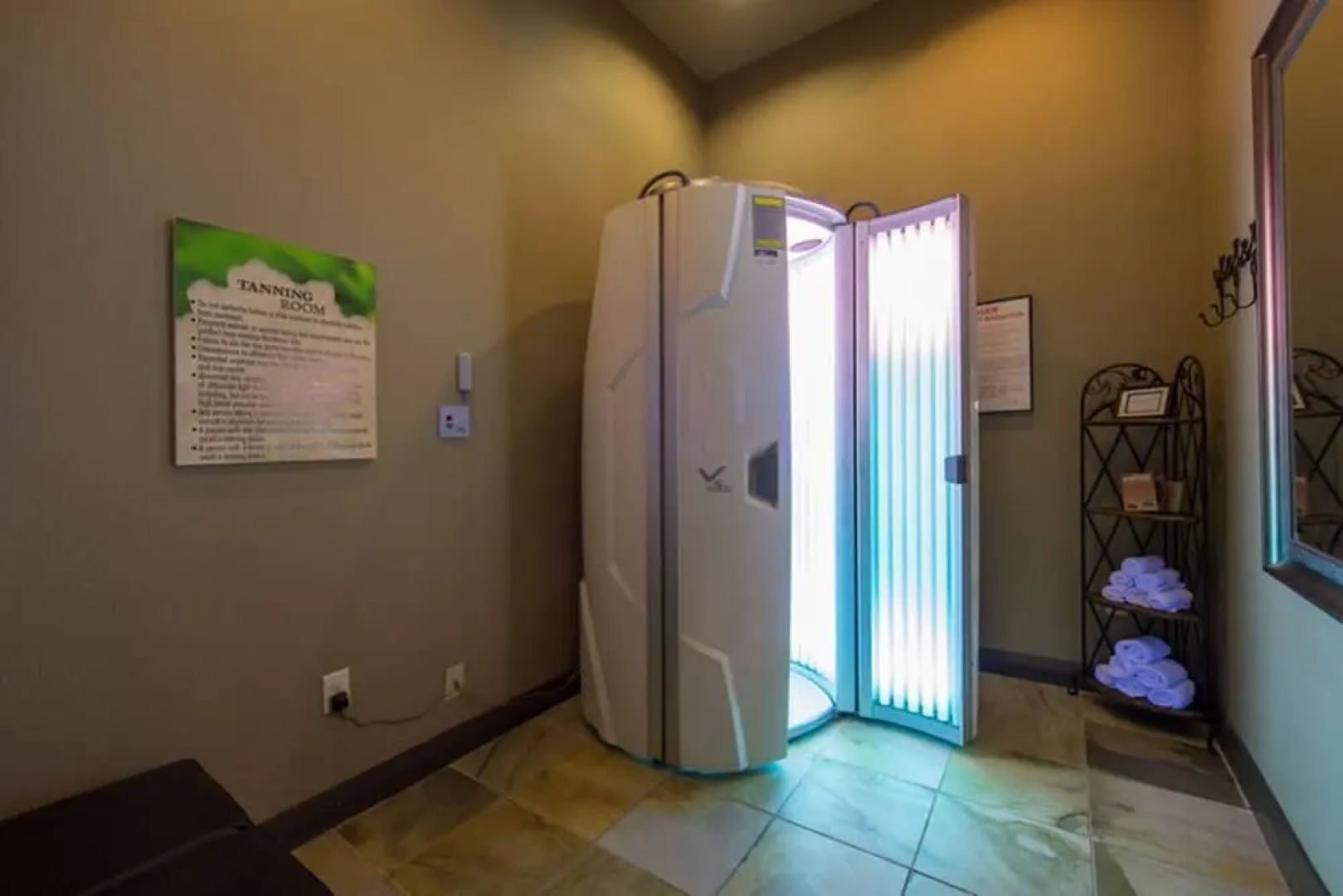 Stunning Modern Home Gated Community Pool & Gym