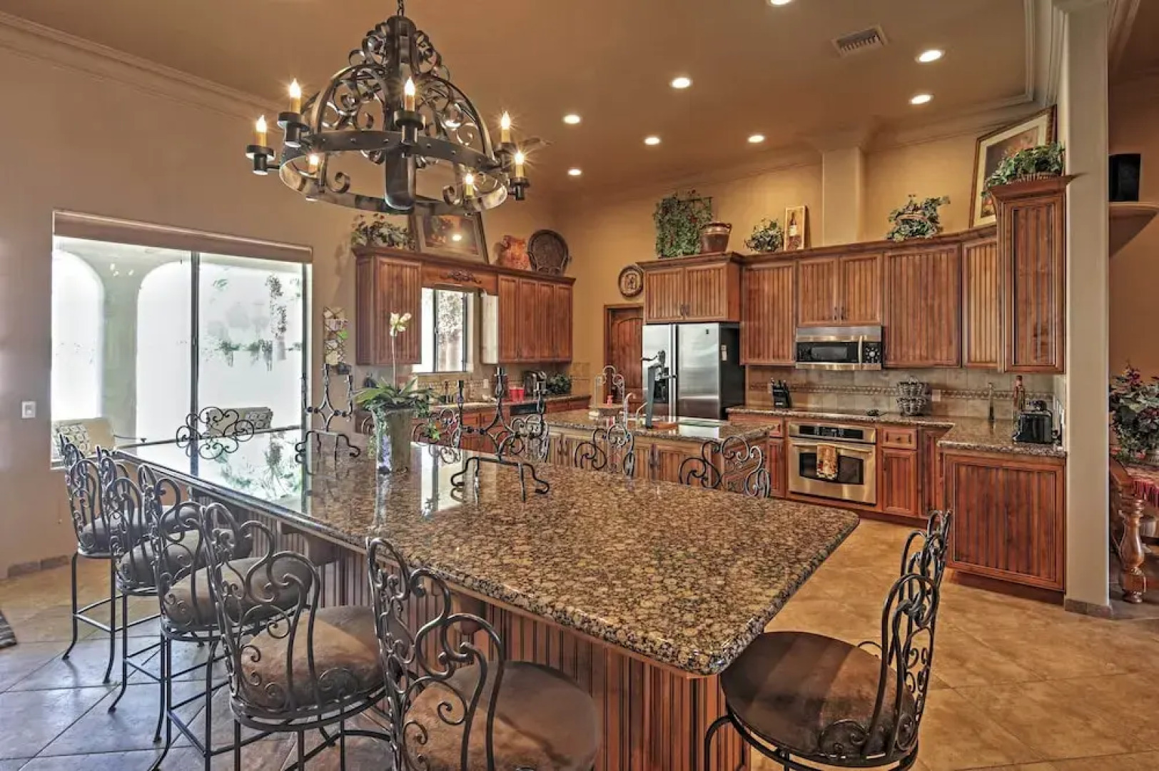 < 2 Mi to Lake Havasu: Spacious Home w/ Patio!