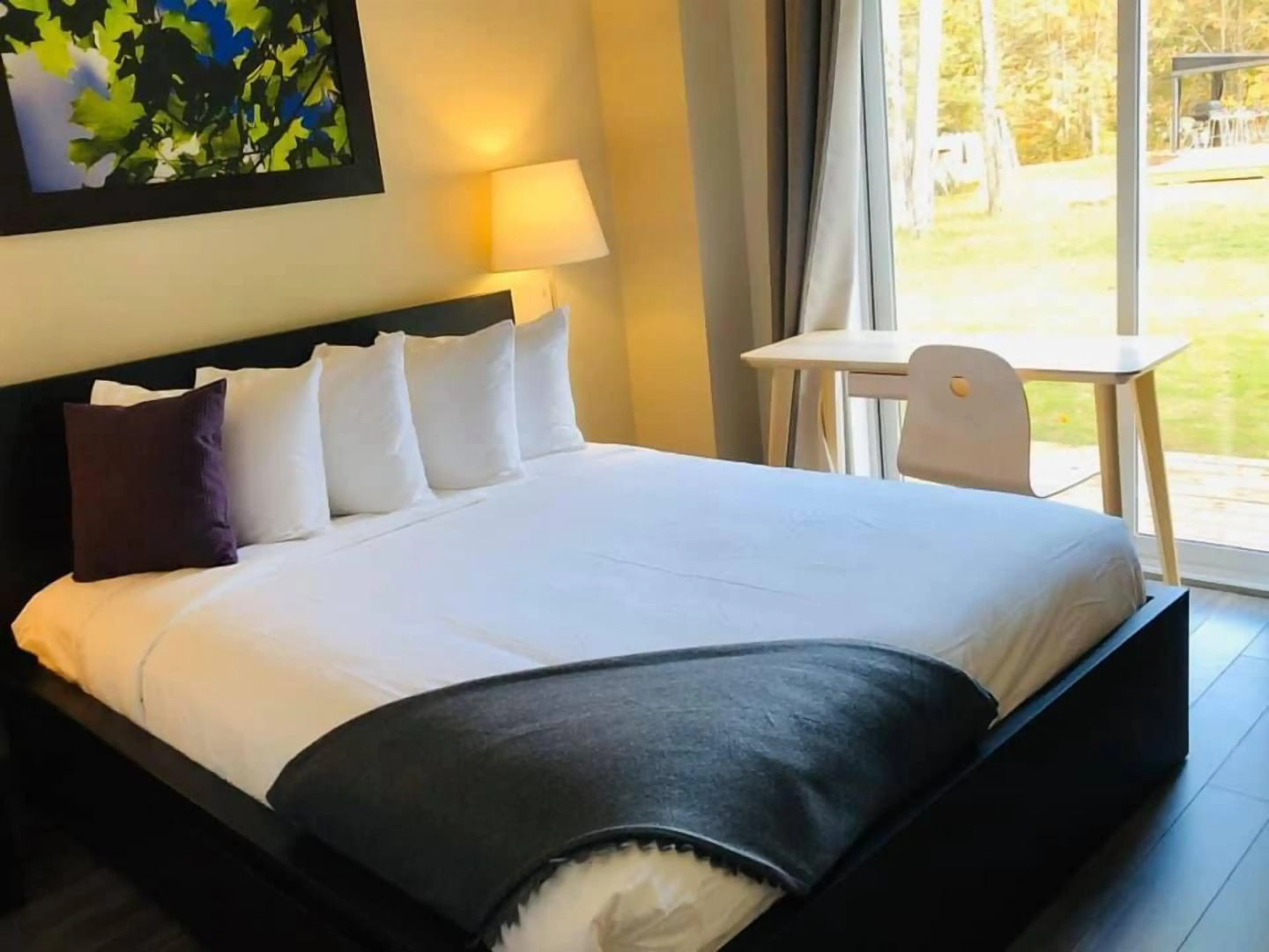 Oberge Inn  Riverside guest room in Val-David village with free parking