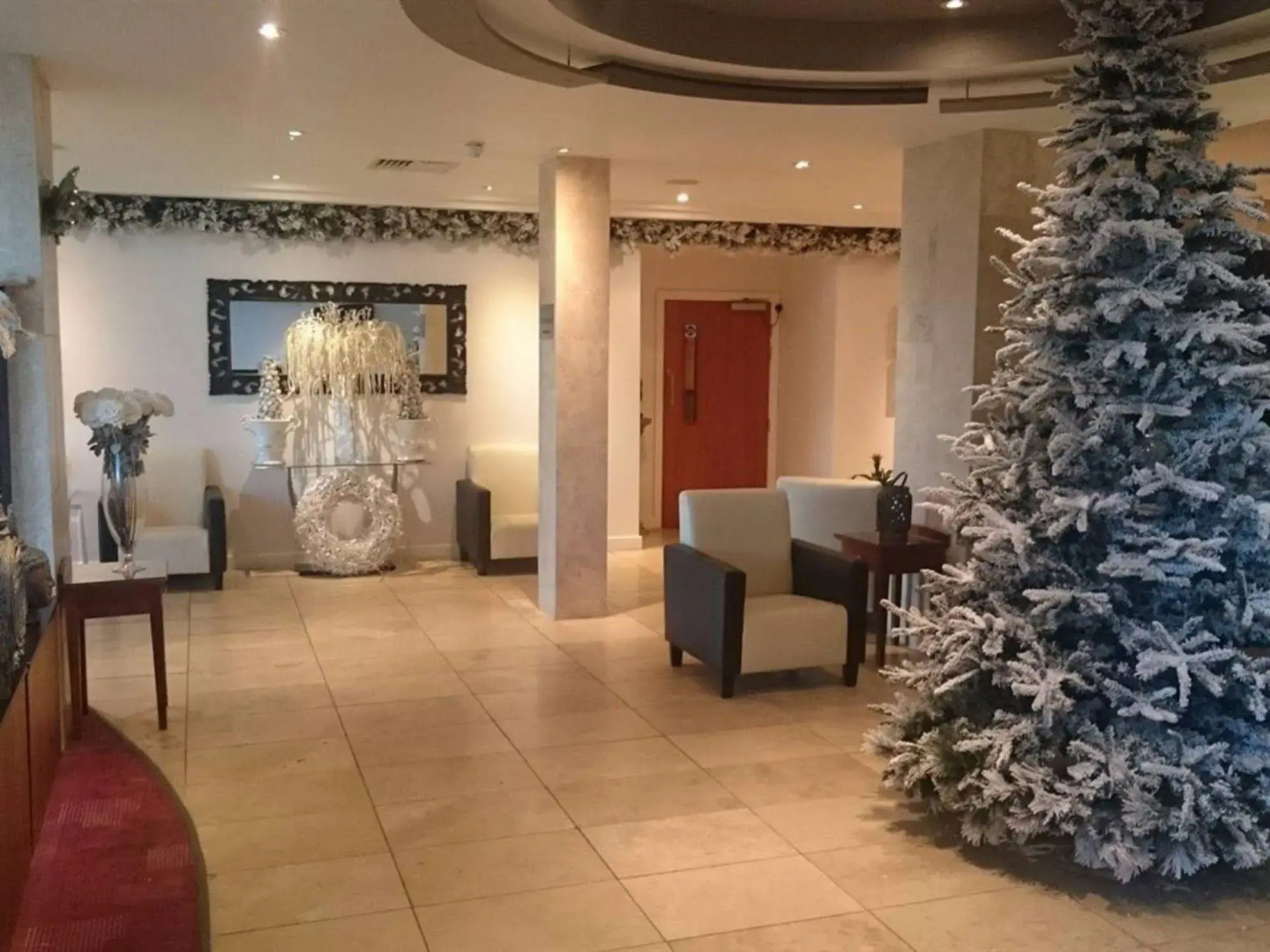 Admiralty Hotel & Restaurant