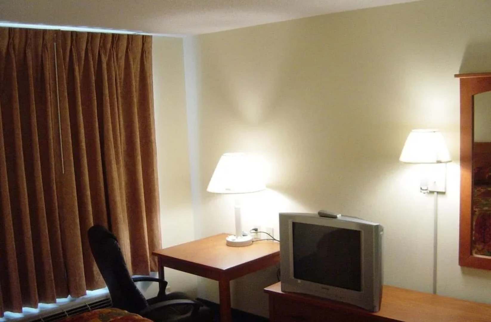 HomeTown Inn & Suites