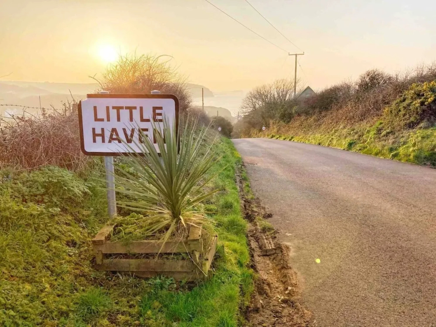 Stunning Renovated & Spacious 2 BR - 100m to Beach