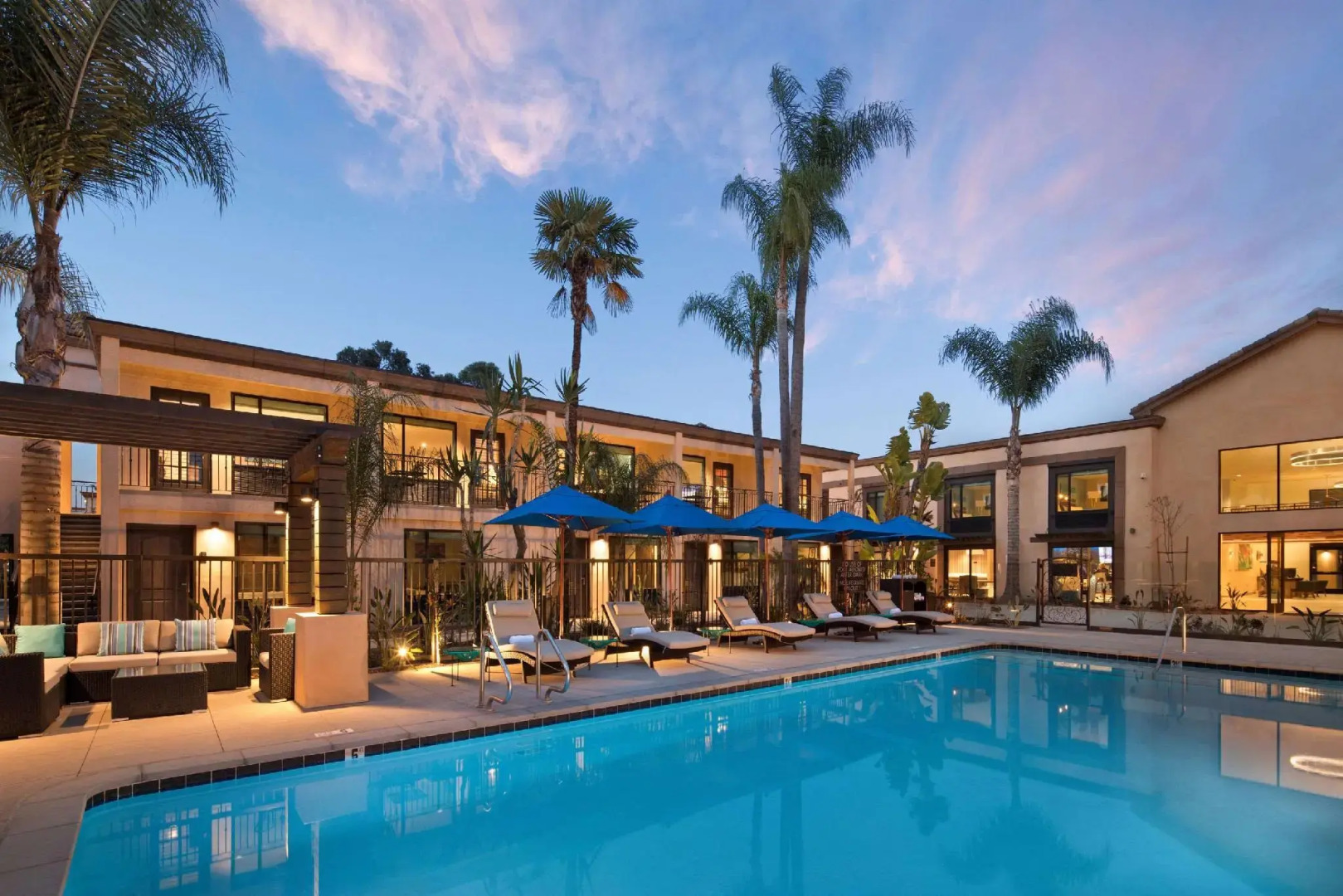 The Cove Hotel, Long Beach