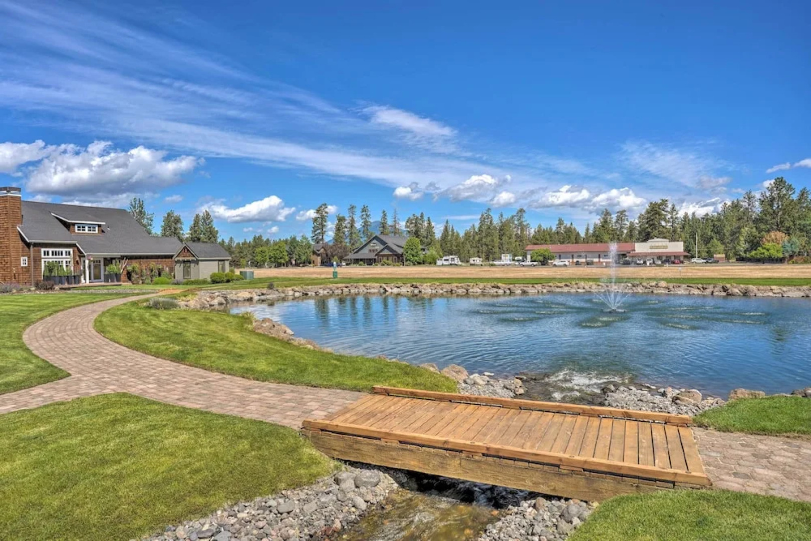 Sisters Getaway w/ Hot Tub ~ Half-mi to Dtwn!