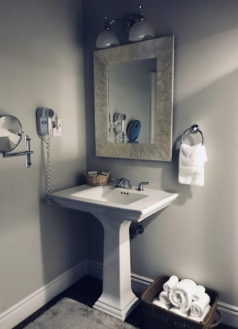 Pinemark Inn & Suites