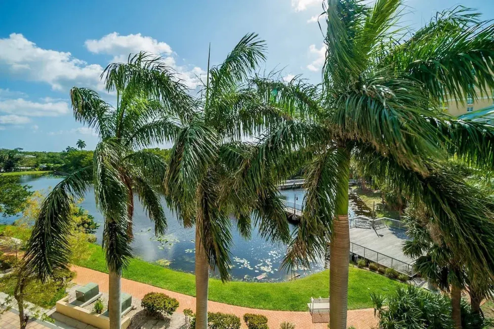 314s Nautical Beach Suite - 2 Beds!, Pools, Jacuzzi, Beach, Shops & Dog Friendly