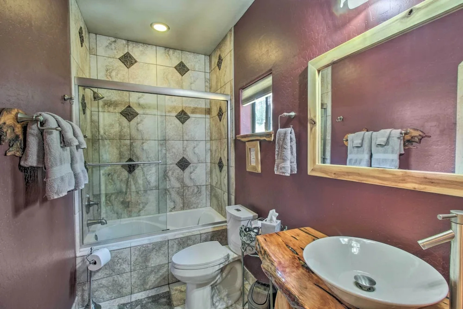 Outdoor Fireplace, Gas Grill: Luxe Heber Cabin!