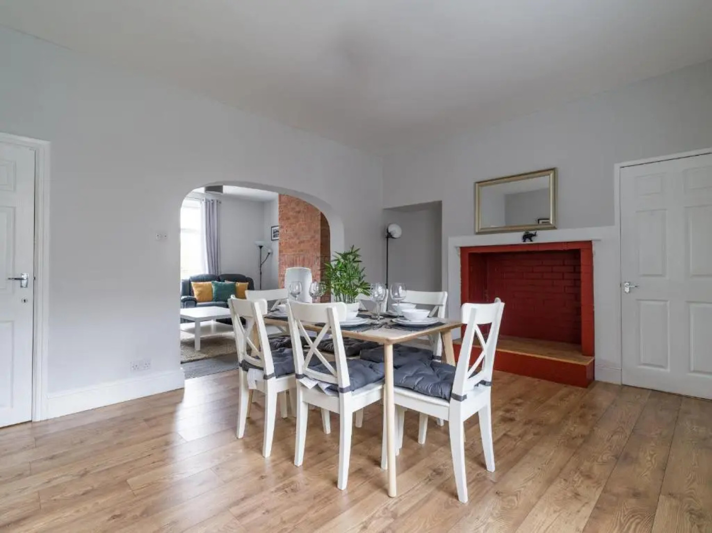 East House-sleeps 5-pet Friendly-garden - Parking