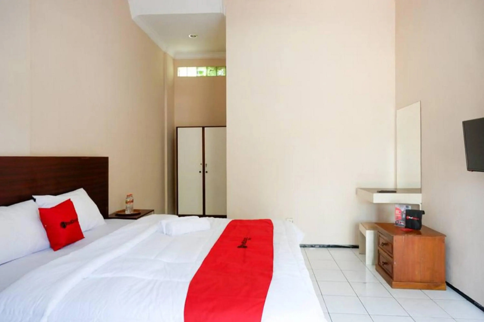 RedDoorz Plus near Stadion Wijaya Kusuma