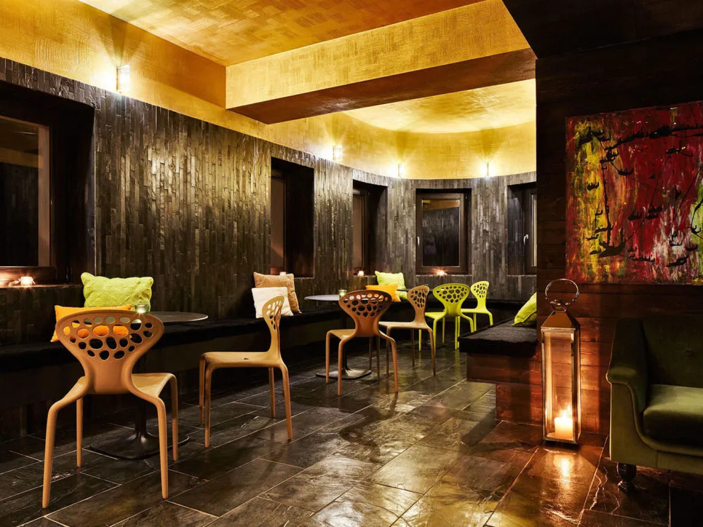 MAANJA Lake Front Suite and Restaurant