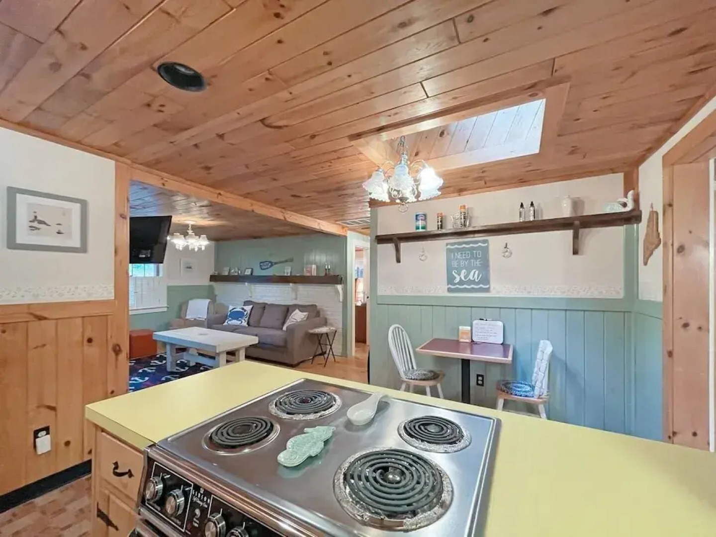Dewey Cottage - Y854 Adorable Cottage Close To Long Sands Beach And Short Sands 4 Bedroom Home by RedAwning