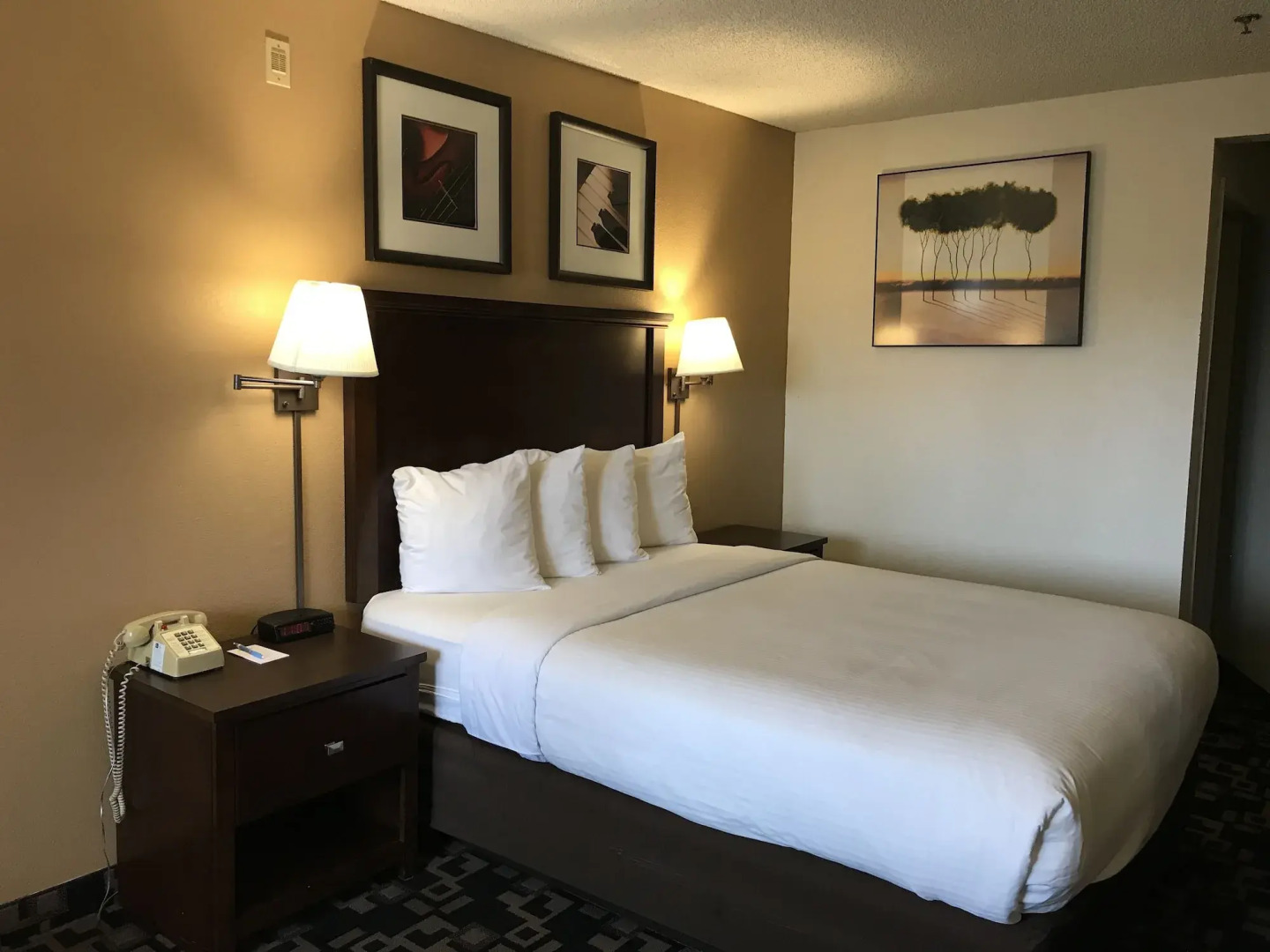 Econo Lodge Inn and Suites Bellingham
