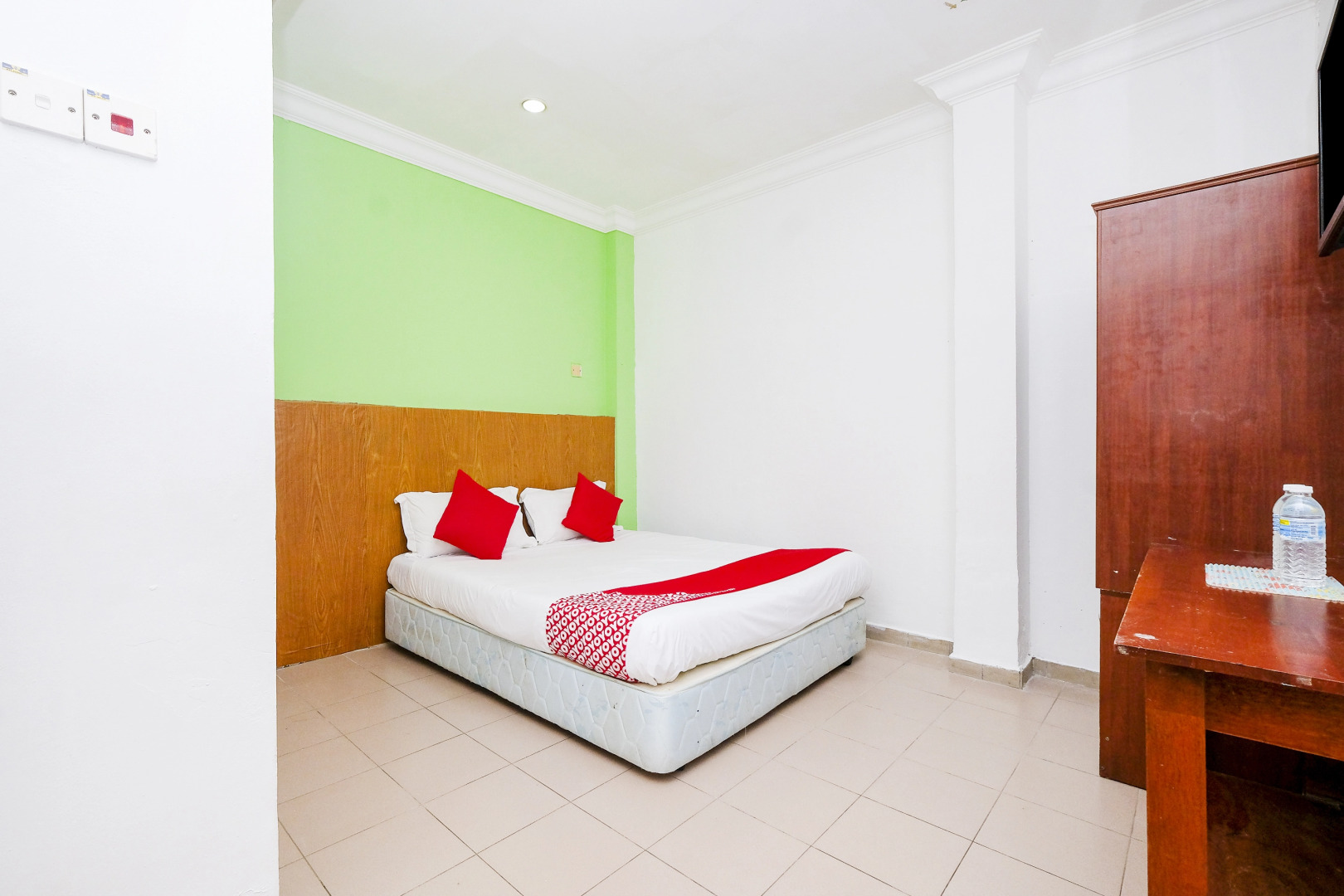 OYO 850 Gold Star Hotel