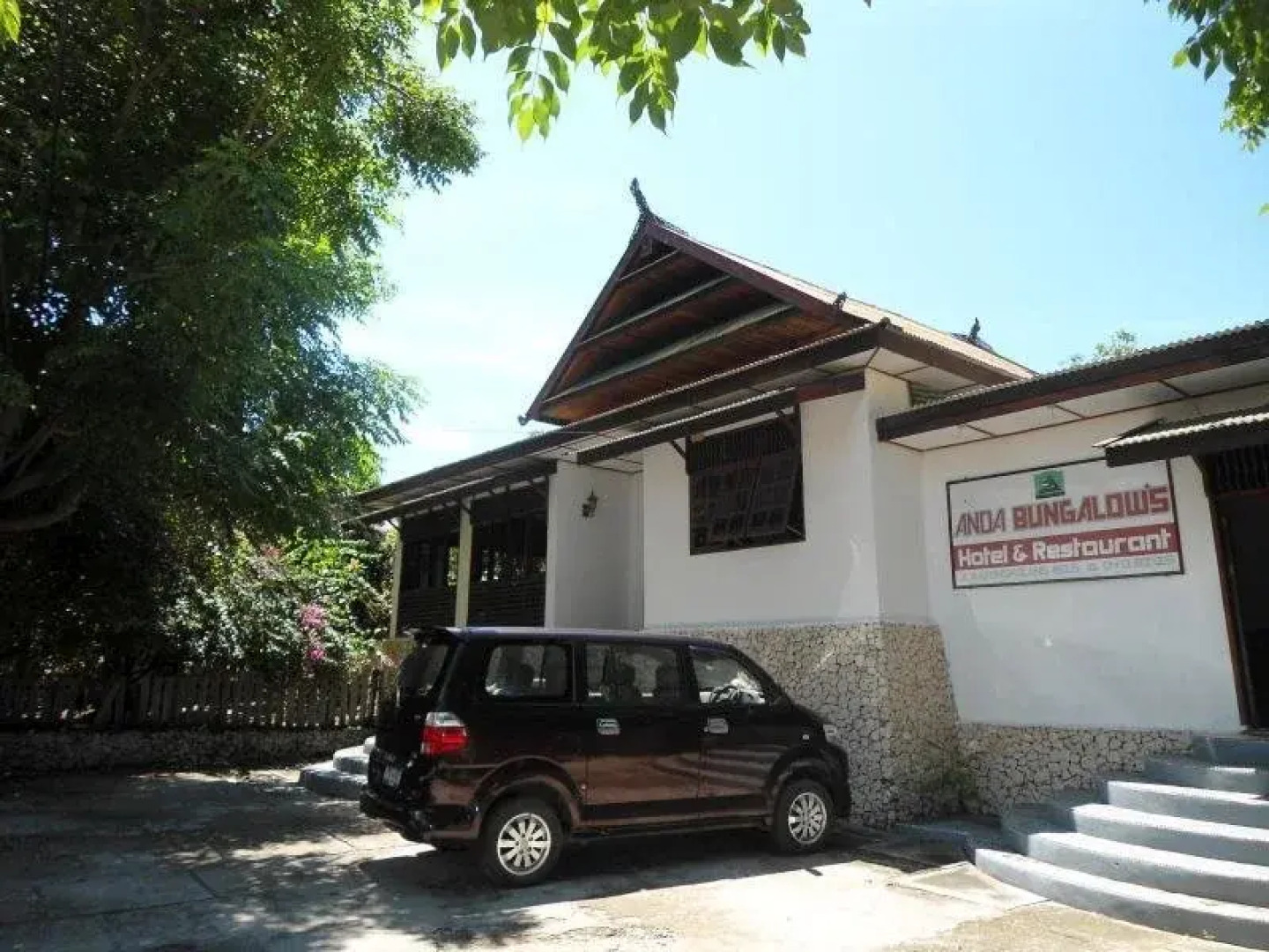 Anda Beach Hotel and Bungalow