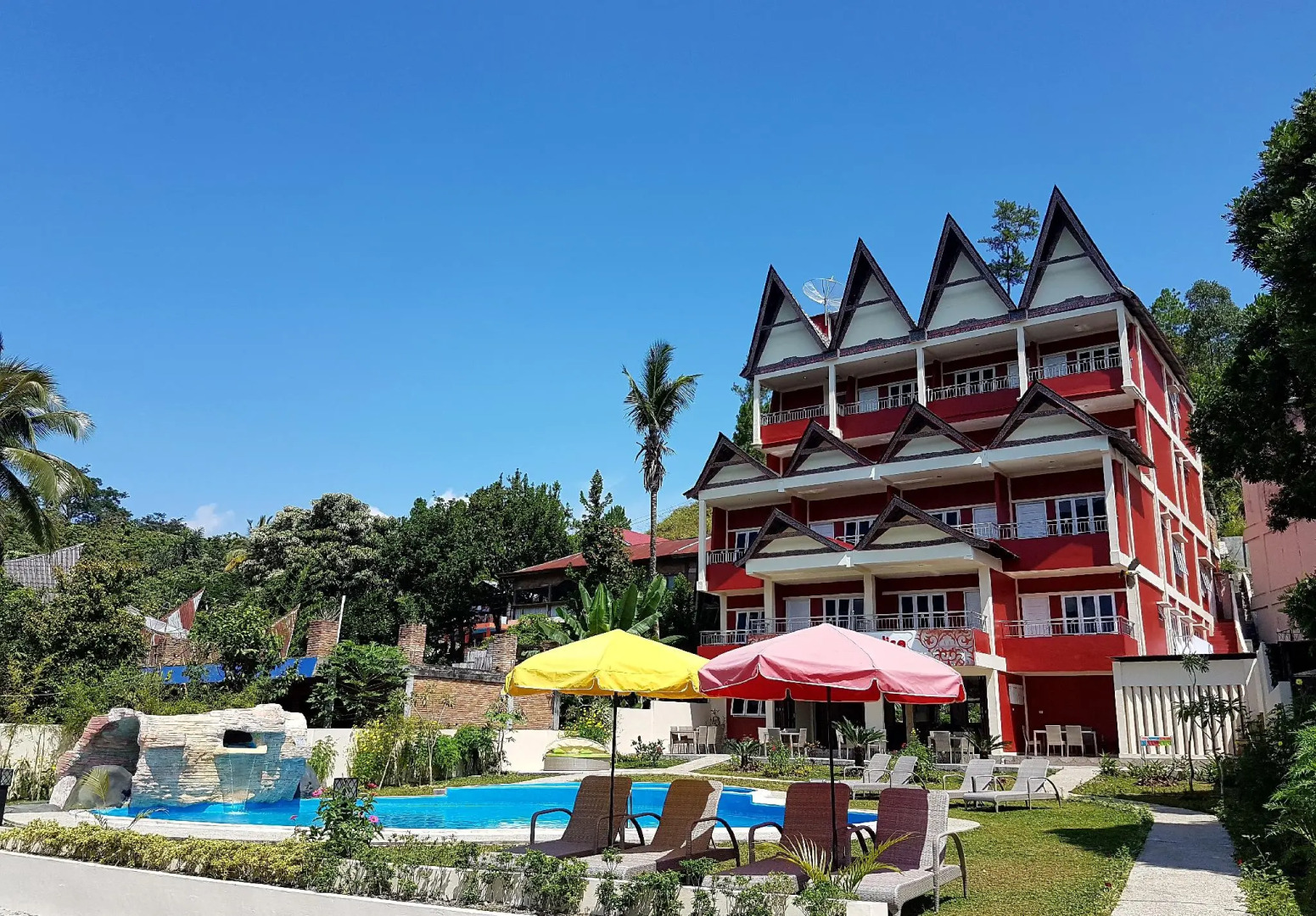 Zoe's Paradise Waterfront Hotel