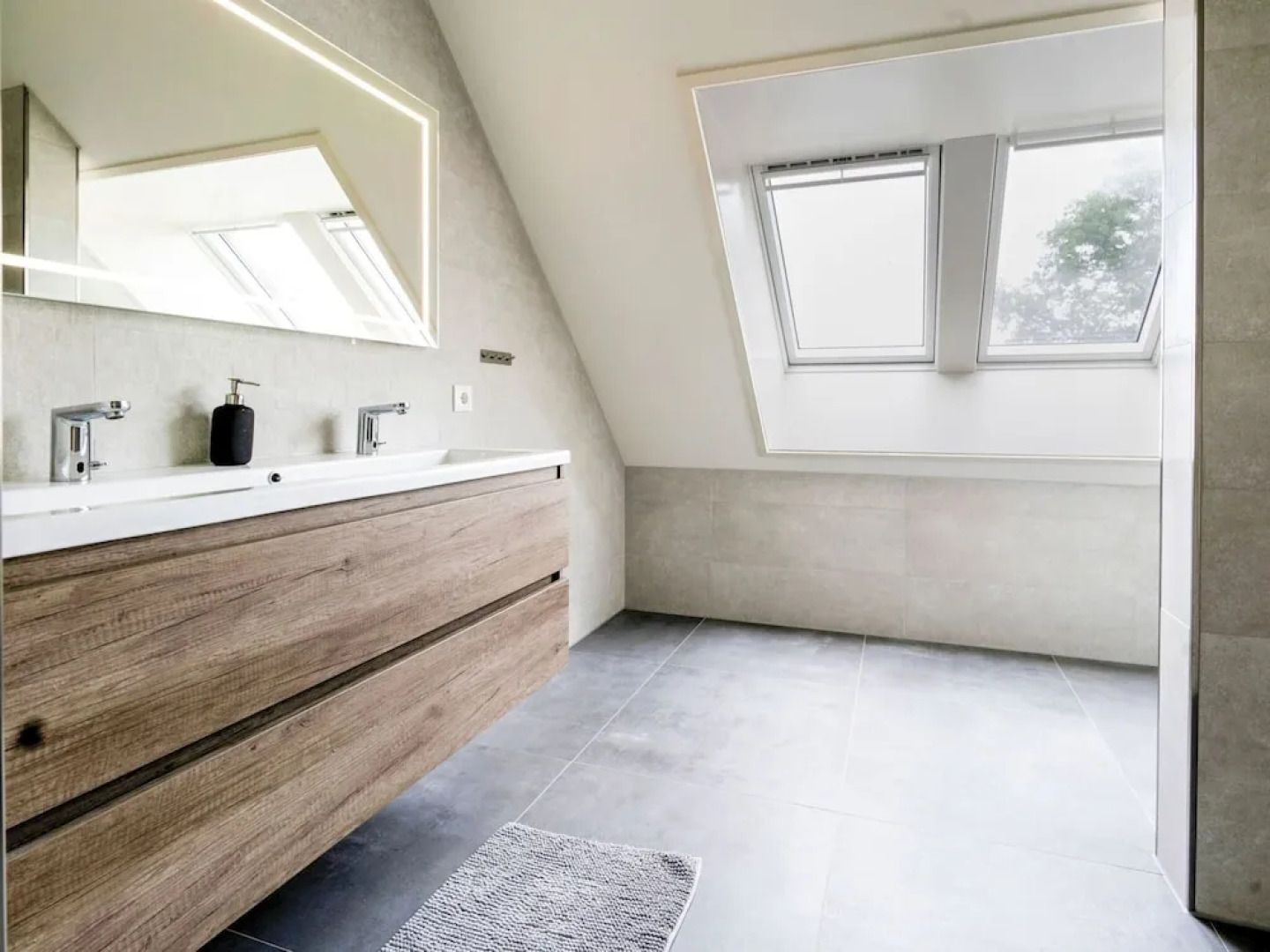 Spacious Farmhouse With Sauna, Hottub