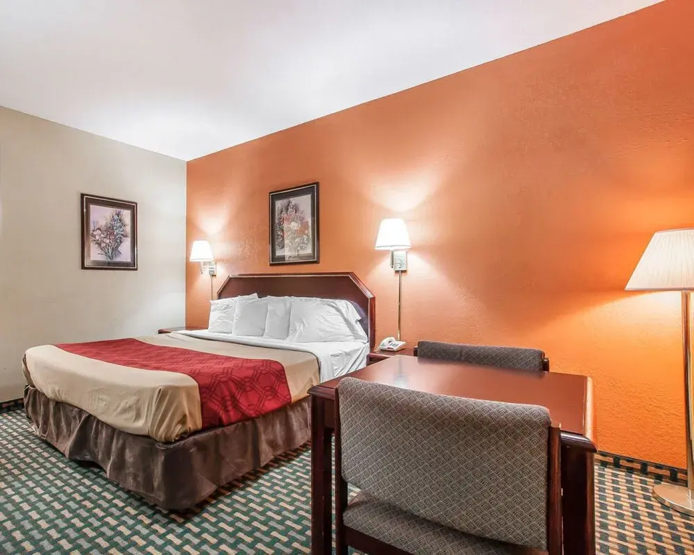 Econo Lodge Inn & Suites