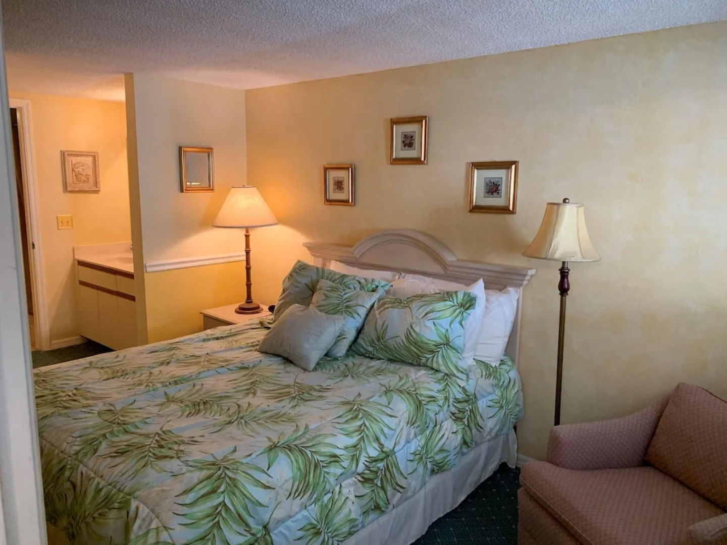 Royal Mansions Resort