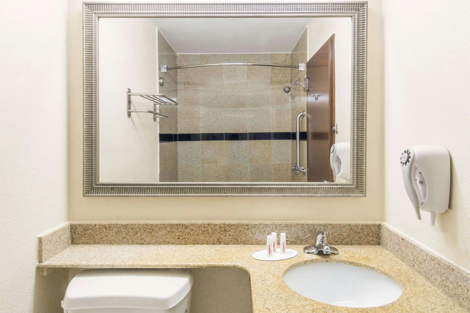 Super 8 by Wyndham Beaumont I-10 South/College St