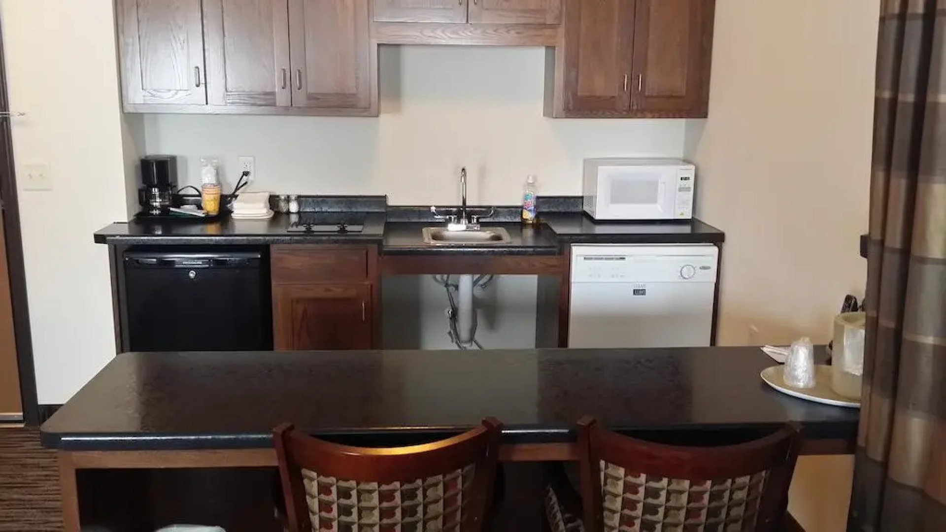 American Inn & Suites