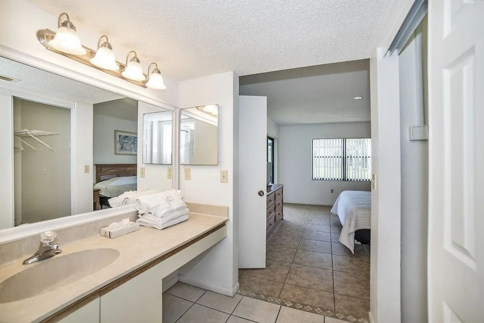 Shorewalk lakeview condo close to IMG