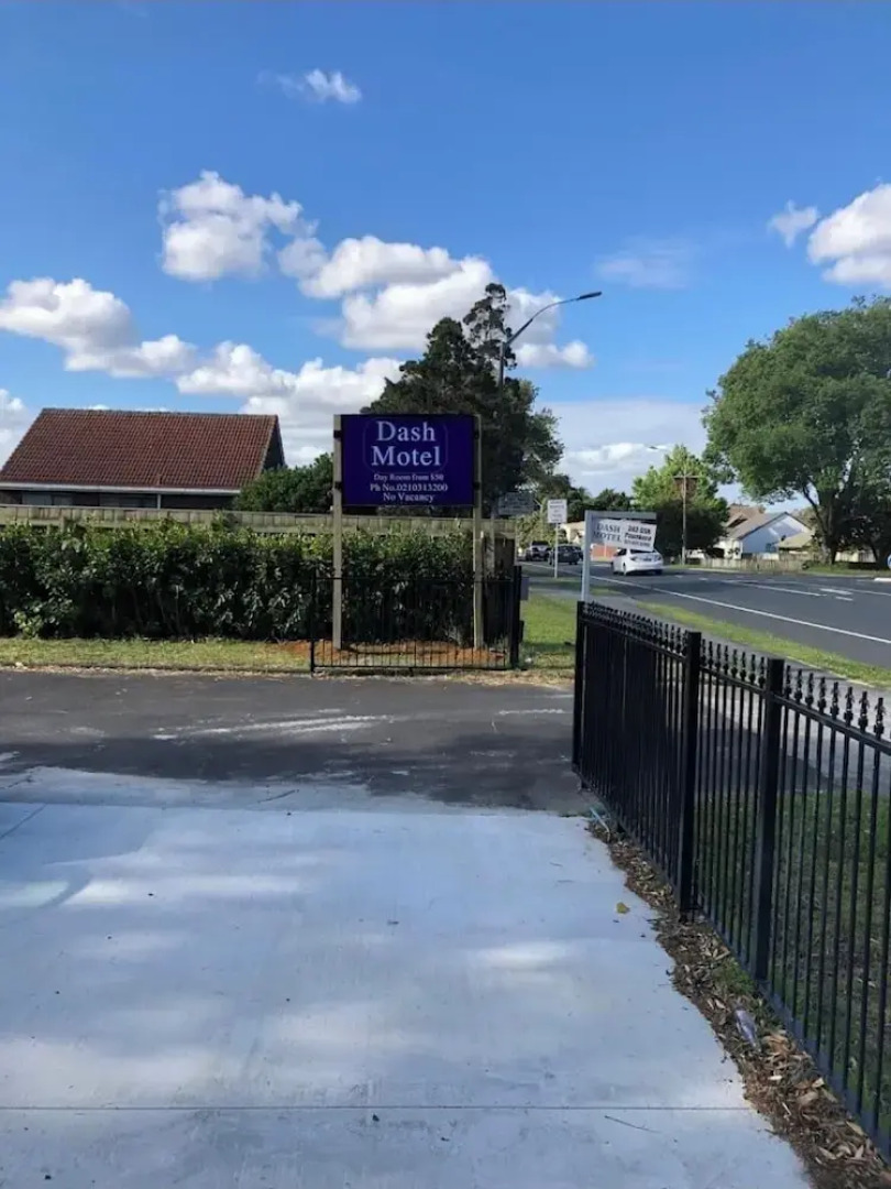 Dash motel