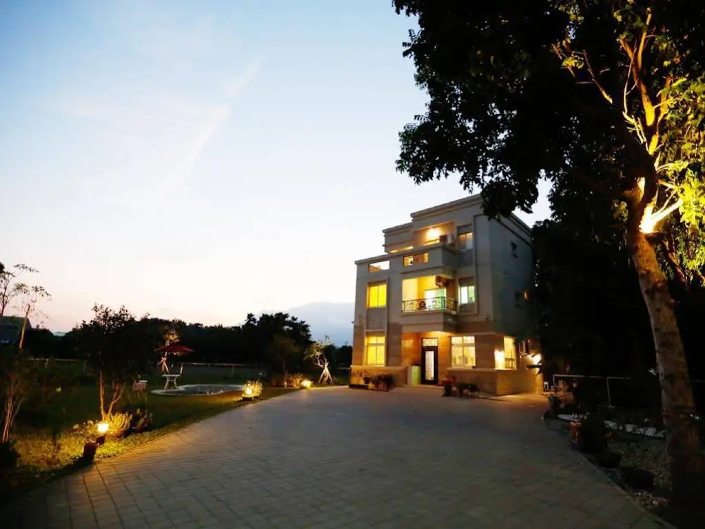 Follow Me Sweet House Bed & Breakfast