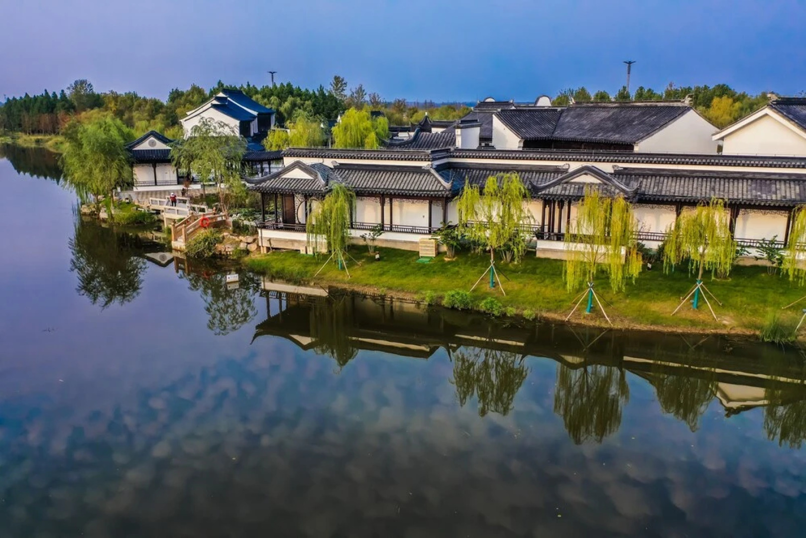 Yihe lake shore Hotspring