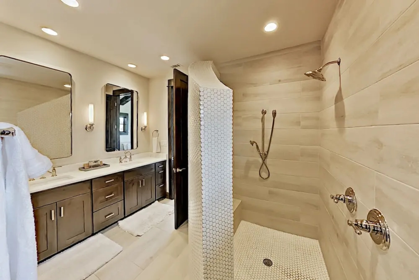 Luxury W/ Private Hot Tub & Outdoor Kitchen 3 Bedroom Home