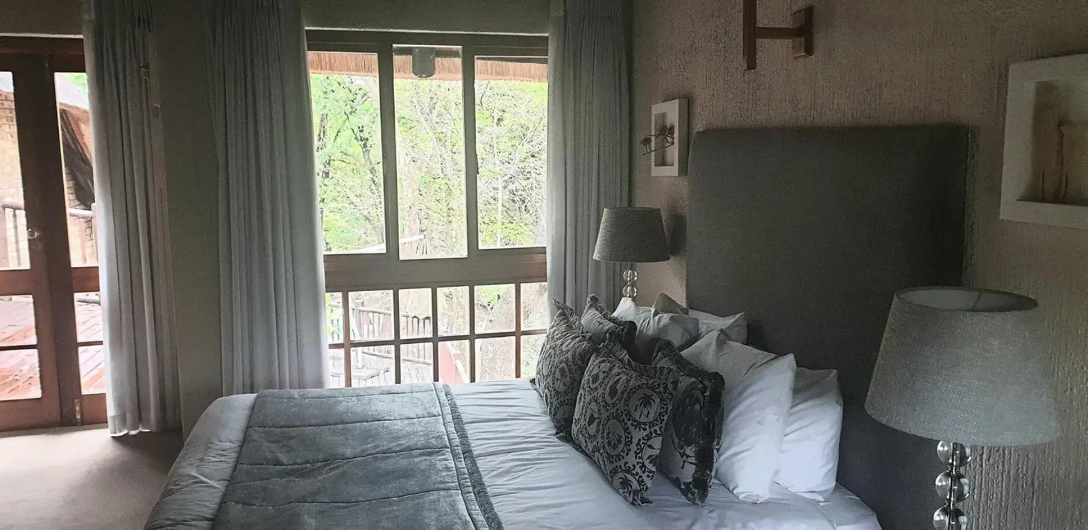 Dreamy 3 bedroom villa on the edge of the Sabie River in Kruger Park Lodge
