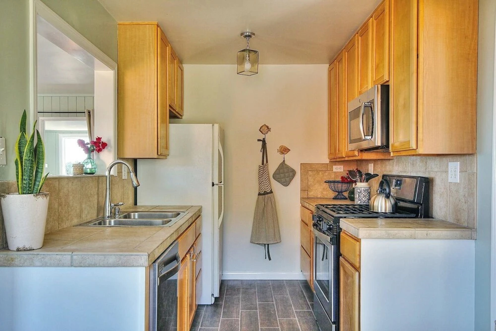 Summerland Ocean View Cottage by RedAwning