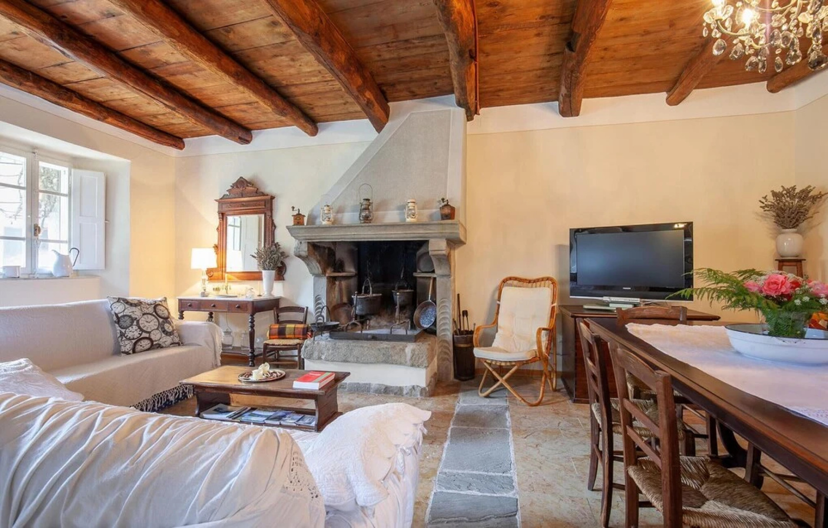 Stunning Home in Piazza al Serchio With 2 Bedrooms and Wifi