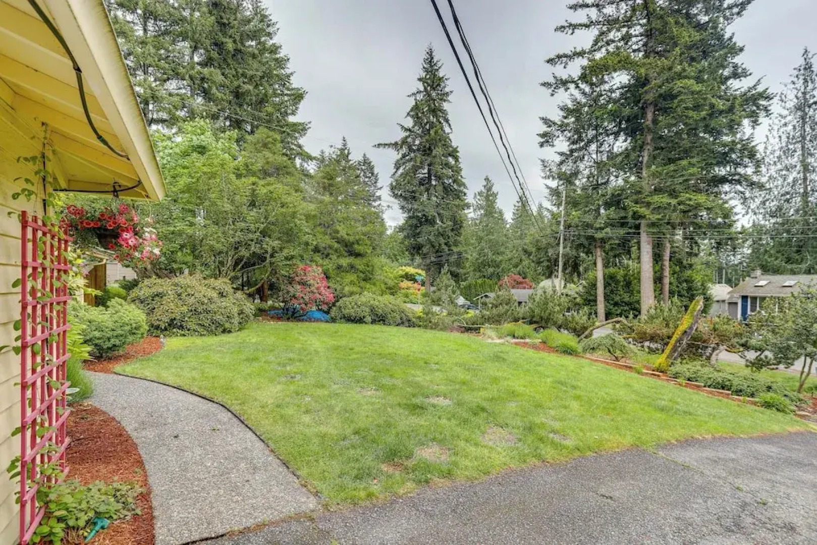Pet-friendly Sammamish Home w/ Deck ~ 3 Mi to Lake