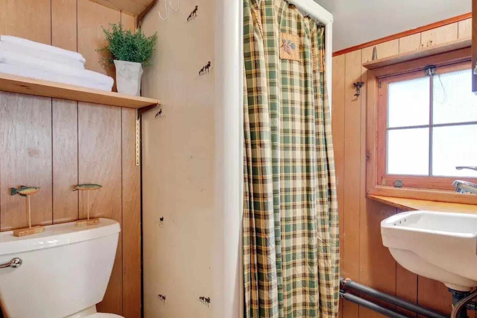 Quaint & Cozy Lake Cabin w/ Dock & Beach Access!