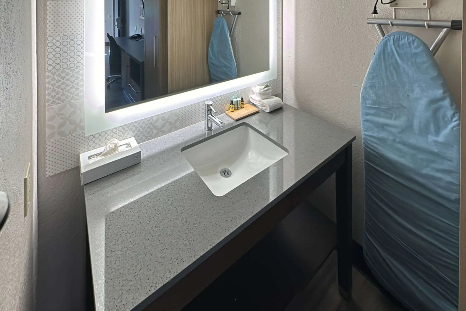 Country Inn & Suites by Radisson, Monterey Beachfront-Marina, CA