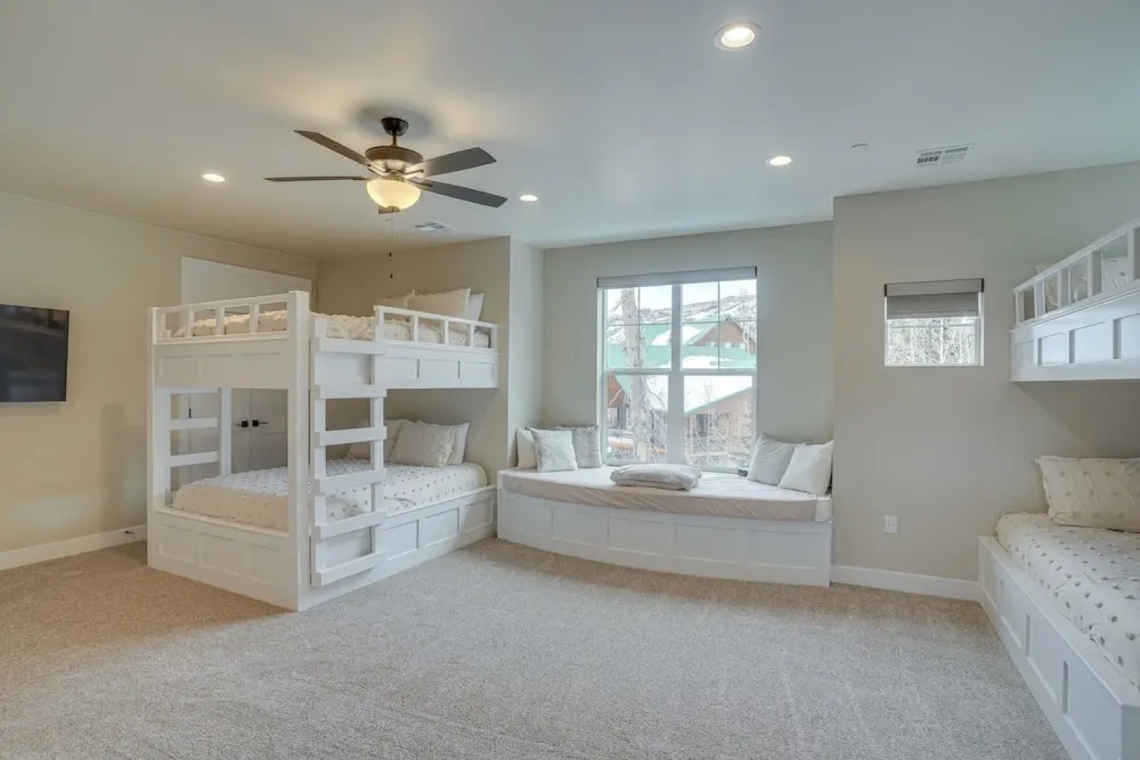 Spacious Utah Escape w/ Balcony & Mountain Views!