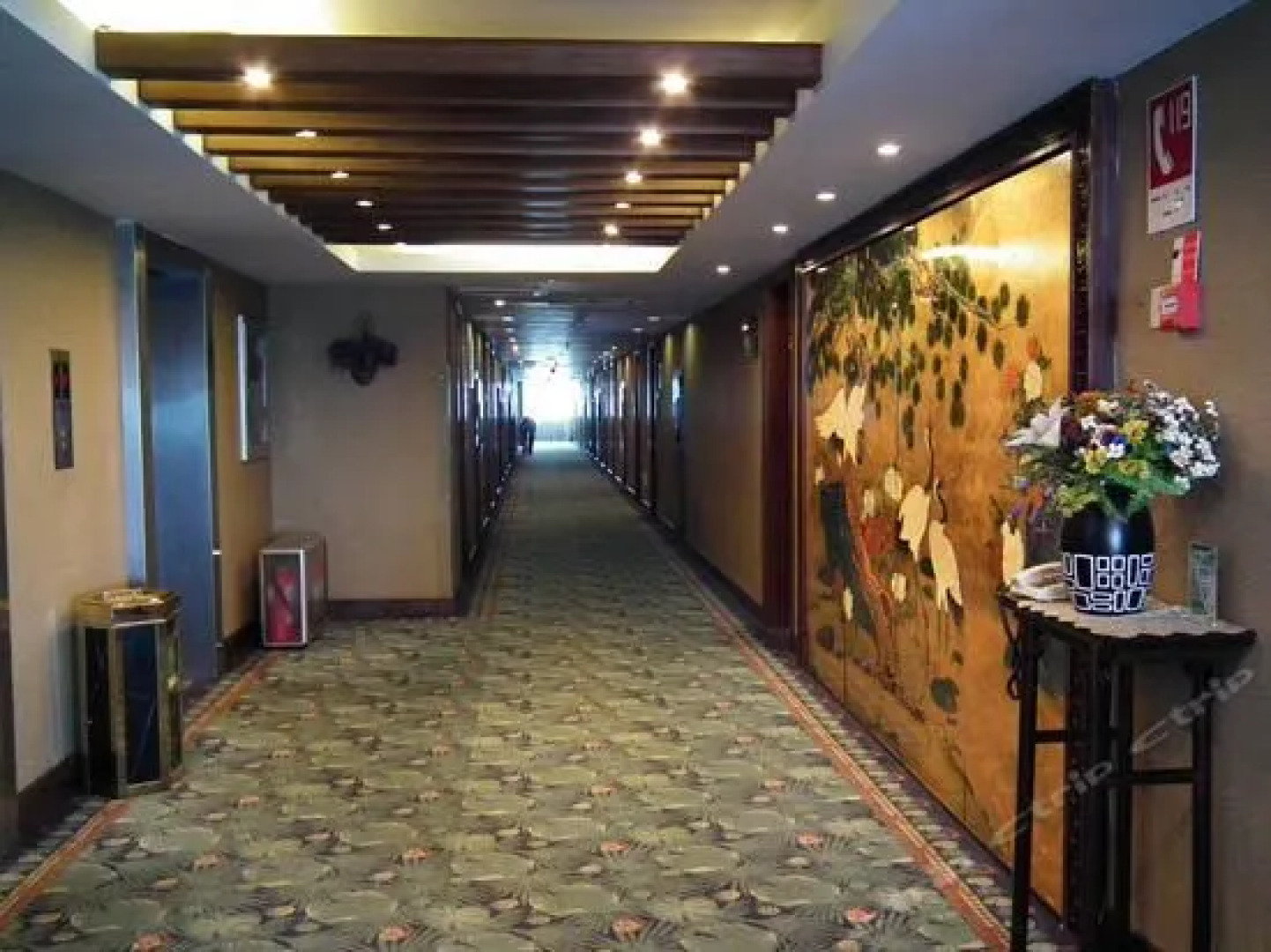 Red Crowned Crane Hotel