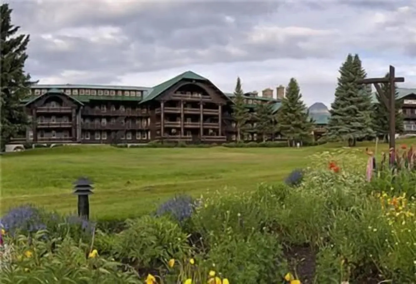 Glacier Park Lodge