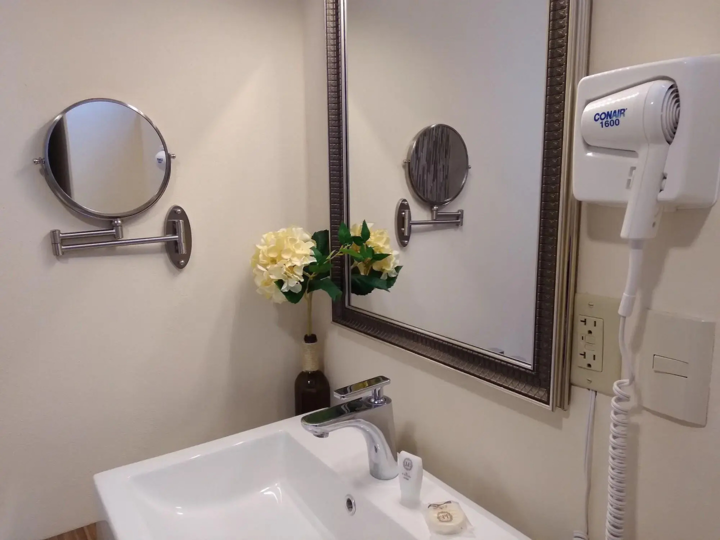 Hotel J&E by Serranillo