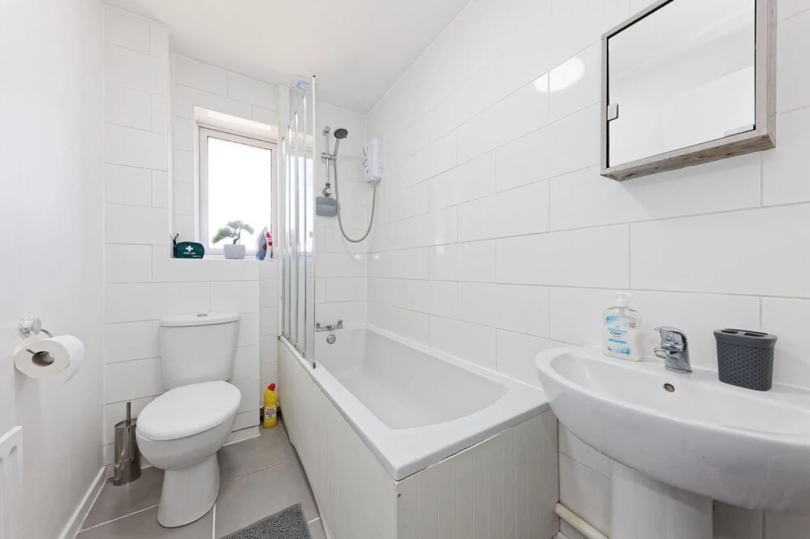 Lovely 2-bed House in Kent - Parking Available