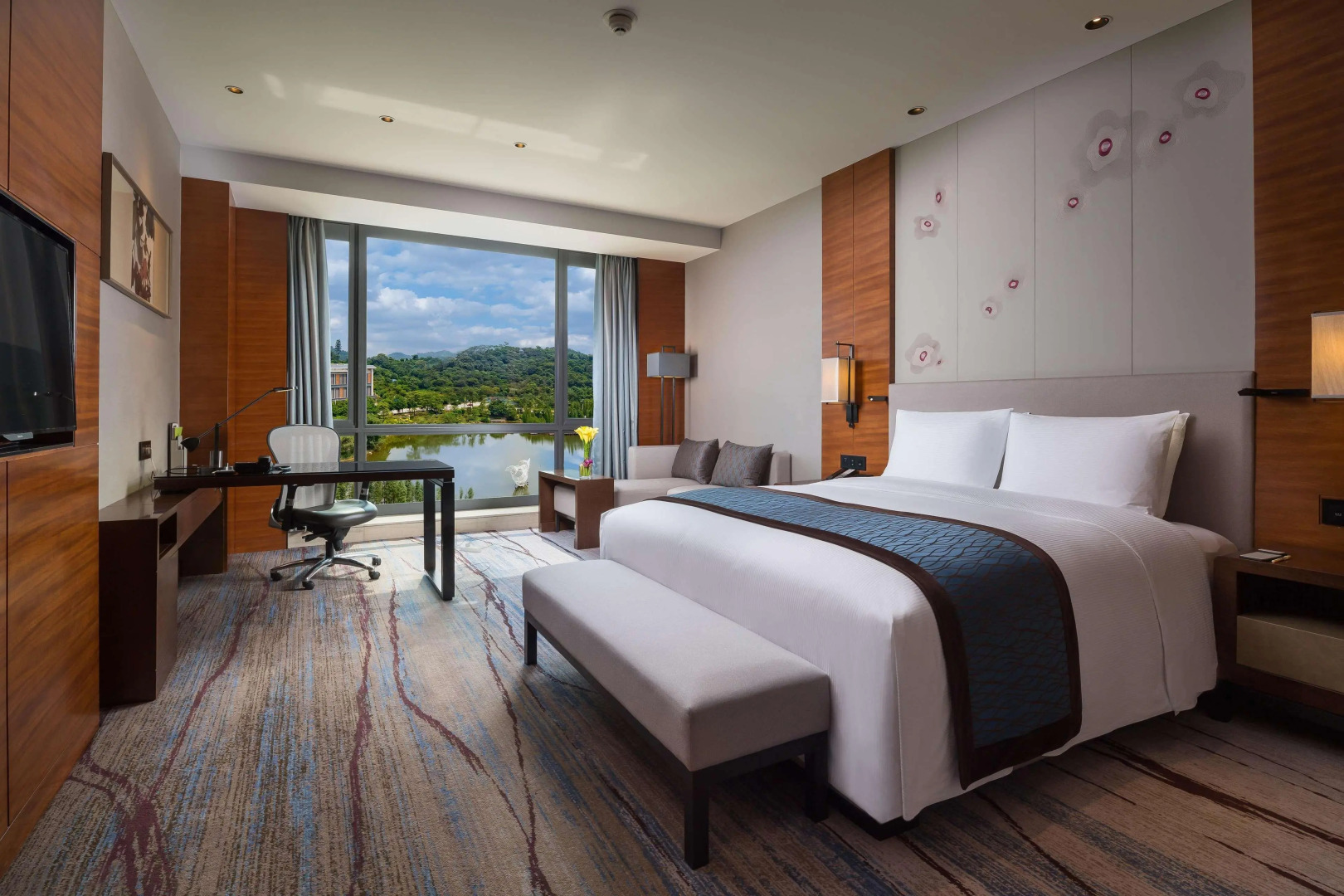 DoubleTree by Hilton Guangzhou Science City-Free Shuttle Bus Service During Canton Fair Period