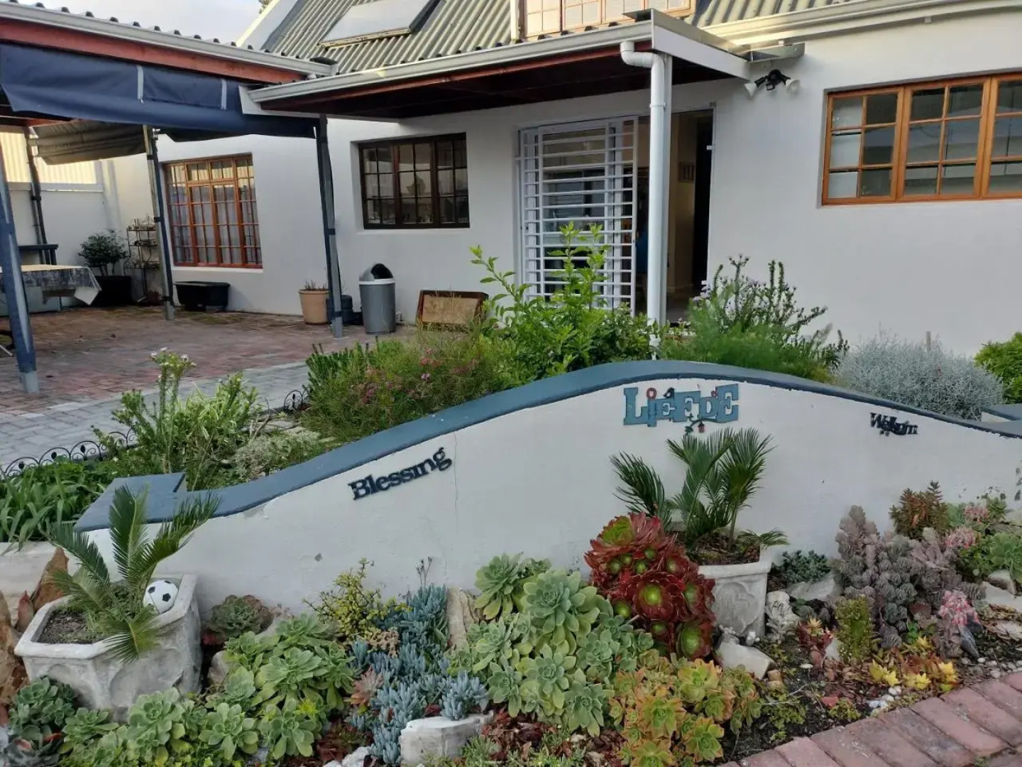 Cozy 4 bedroom house enclosed by sea and mountain.