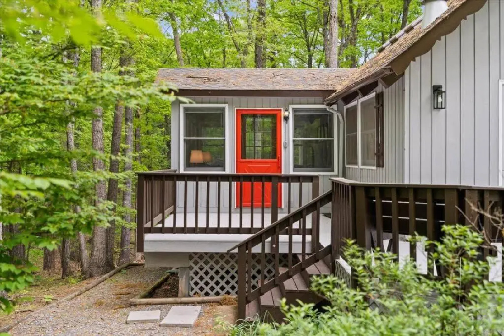 The Gingerbread House: 4 BR chalet, w/ Sunroom/Deck, sleeps 12, modern amenities