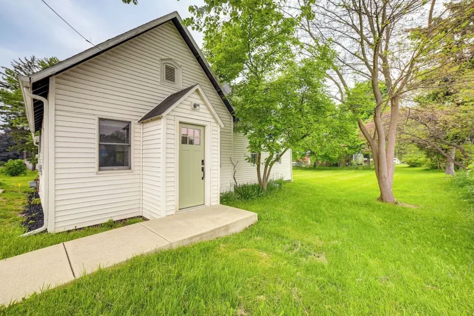 Serene South Haven Retreat w/ Deck: 1 Mi to Dtwn!